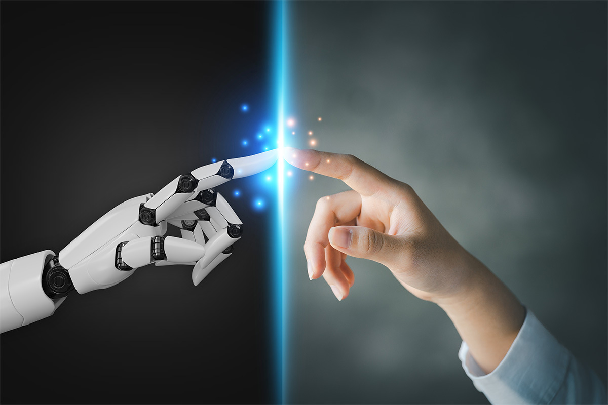 Due mani che si avvicinano toccandosi con l'indice. La mano di sinistra è di un'intelligenza artificiale, quella di destra è umana.