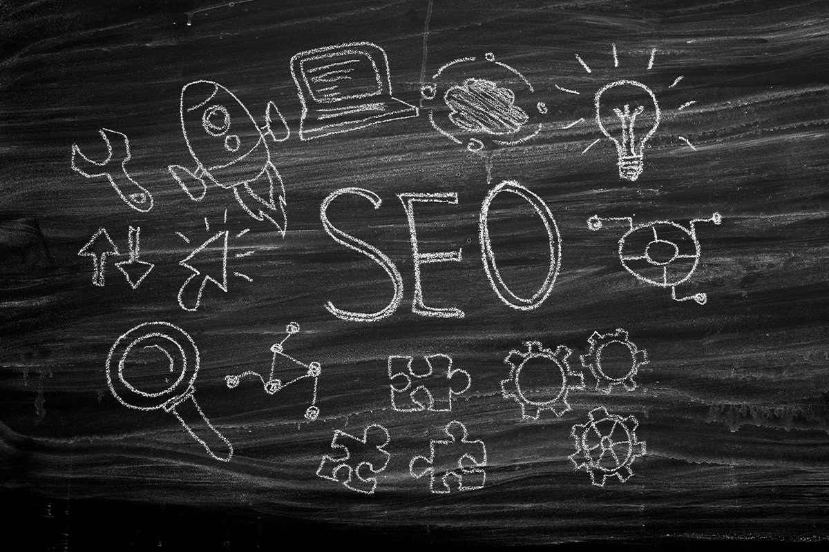 Grafica SEO e visibilità organica, rappresentata alla lavagna.