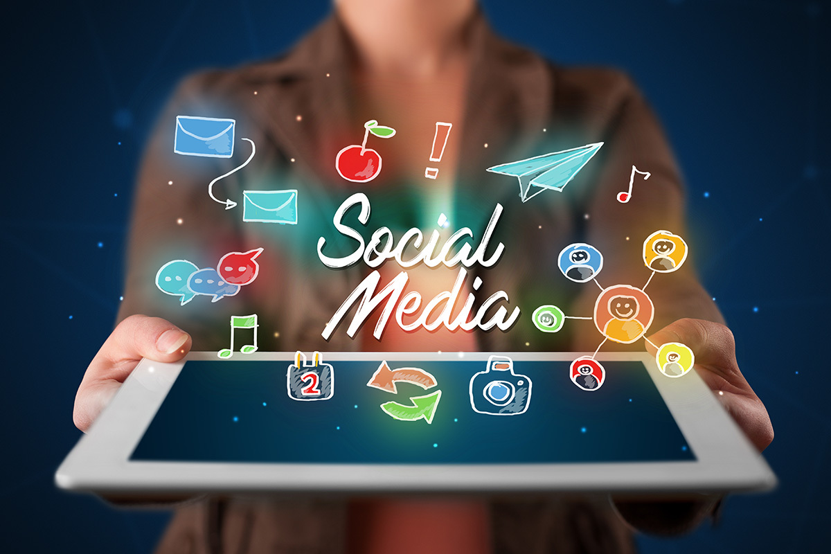social media display che appare sopra ad un tablet tenuto in mano da una donna.